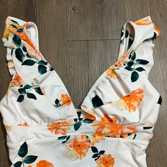 Cupshe Women's Ruffled V-Neck One-Piece Swimsuit with a floral print, Size Small - Picture 3 of 8